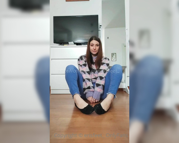 Erisfeet aka erisfeet_ OnlyFans - Dangling con ballerine puzzolenti ai piedi Massaggia questi piedi sudati e lecca le mie piante!