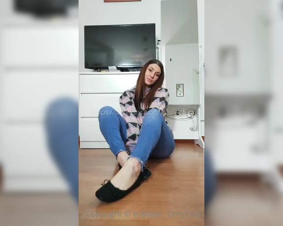 Erisfeet aka erisfeet_ OnlyFans - Dangling con ballerine puzzolenti ai piedi Massaggia questi piedi sudati e lecca le mie piante!