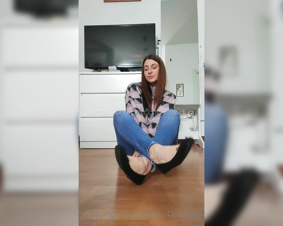 Erisfeet aka erisfeet_ OnlyFans - Dangling con ballerine puzzolenti ai piedi Massaggia questi piedi sudati e lecca le mie piante!