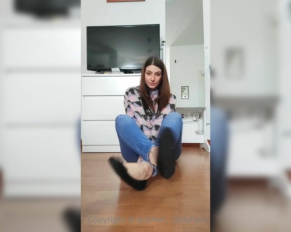 Erisfeet aka erisfeet_ OnlyFans - Dangling con ballerine puzzolenti ai piedi Massaggia questi piedi sudati e lecca le mie piante!