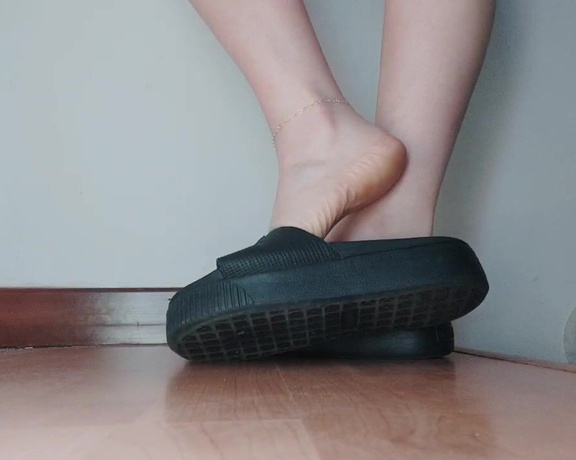 Erisfeet aka erisfeet_ OnlyFans - Sei solo un inutile sottomesso Vali meno dello sporco sotto le mie scarpe You are just a useless