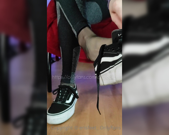 Erisfeet aka erisfeet_ OnlyFans - Sono tornata da lavoro e mi siedo per farti assaggiare i miei piedi di nylon sudati Zitto e annusa