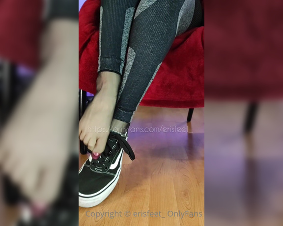 Erisfeet aka erisfeet_ OnlyFans - Sono tornata da lavoro e mi siedo per farti assaggiare i miei piedi di nylon sudati Zitto e annusa