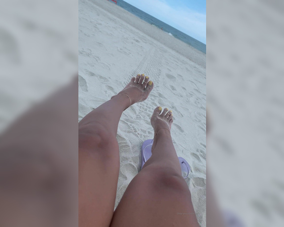 Miliani aka miliani OnlyFans - Beach day New pedi