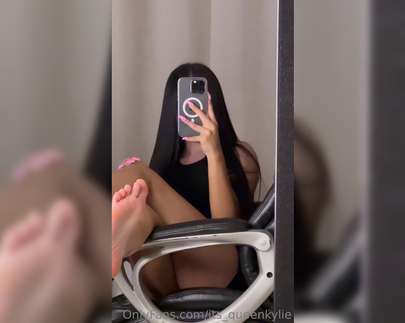 Its queen kylie aka its_queenkylie OnlyFans - You know you don’t deserve this view, on your knees & show me how bad you want