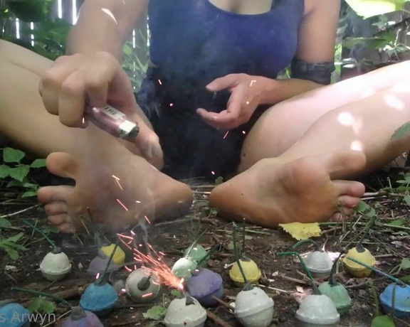 Enchantress Arwyn aka mightyarwyn OnlyFans - Heres an extended clip from my 4th of July Foot Magic video! $777 for the full 5 minutes of magic,