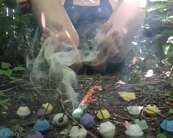 Enchantress Arwyn aka mightyarwyn OnlyFans - Heres an extended clip from my 4th of July Foot Magic video! $777 for the full 5 minutes of magic,