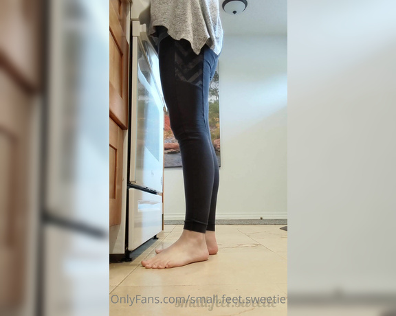 Goddess Alyssa aka small.feet.sweetie OnlyFans - Watch me make breakfast in bare feet!