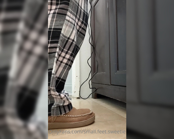 Goddess Alyssa aka small.feet.sweetie OnlyFans - Watch me get ready wearing slippers!