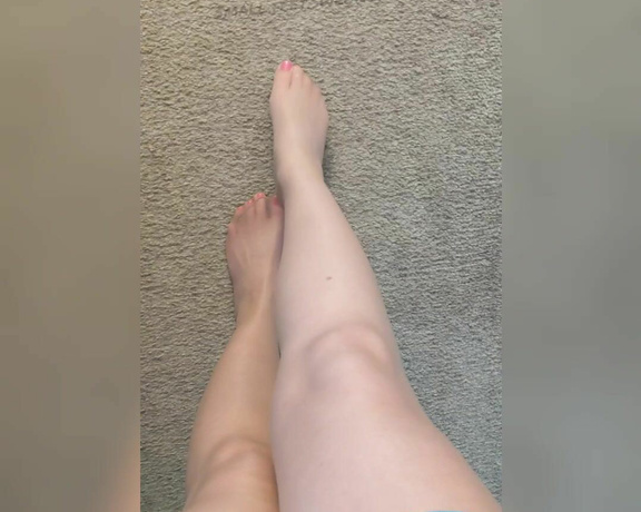 Goddess Alyssa aka small.feet.sweetie OnlyFans - Ive been wearing my flats all day with these nylons and theyre so sweaty and smelly! I can feel