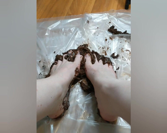 Goddess Alyssa aka small.feet.sweetie OnlyFans - Any food crush lovers here This chocolate cake was fun!