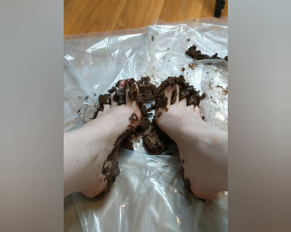 Goddess Alyssa aka small.feet.sweetie OnlyFans - Any food crush lovers here This chocolate cake was fun!