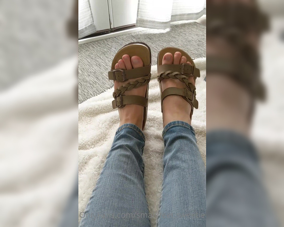 Goddess Alyssa aka small.feet.sweetie OnlyFans - Watch me wiggle my toes in these sandals!