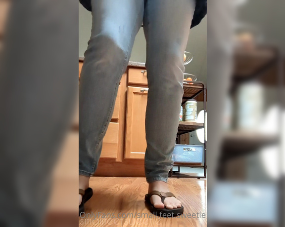 Goddess Alyssa aka small.feet.sweetie OnlyFans - I was housesitting and took some sneaky video of me in flip flops If I were your housesitter