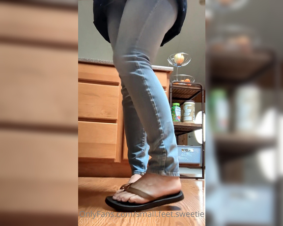 Goddess Alyssa aka small.feet.sweetie OnlyFans - I was housesitting and took some sneaky video of me in flip flops If I were your housesitter