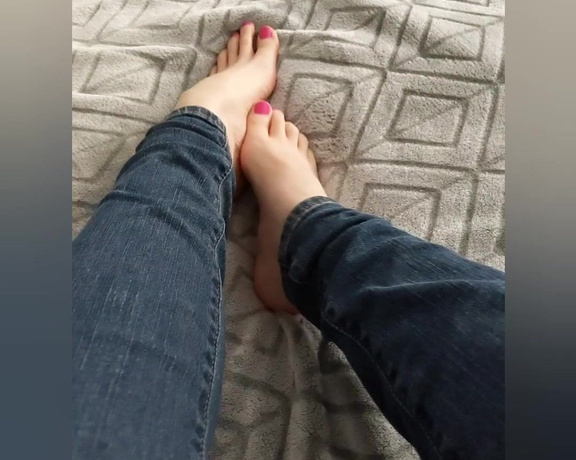 Goddess Alyssa aka small.feet.sweetie OnlyFans - Rubbing my feet on the soft blanket