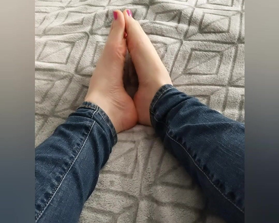 Goddess Alyssa aka small.feet.sweetie OnlyFans - Rubbing my feet on the soft blanket