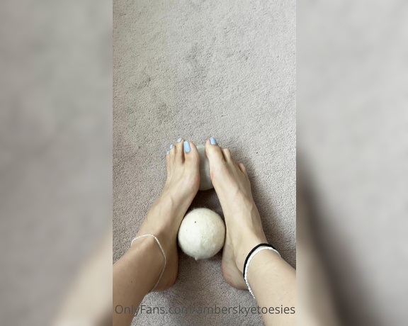 Ambtoesies aka ambtoesies OnlyFans - Crushing big laundry balls