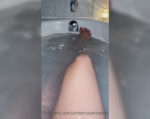 Ambtoesies aka ambtoesies OnlyFans - Took a bath for my hip… My toes are pruneyyyyy