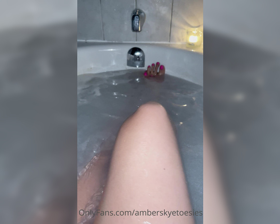 Ambtoesies aka ambtoesies OnlyFans - Took a bath for my hip… My toes are pruneyyyyy