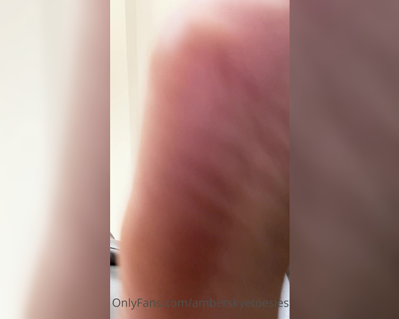 Ambtoesies aka ambtoesies OnlyFans - DANGLING my yummy soles…… Watch me while I watch