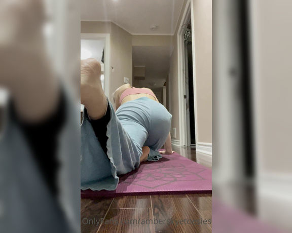 Ambtoesies aka ambtoesies OnlyFans - Footsie yoga with comfy pants Customs coming soon