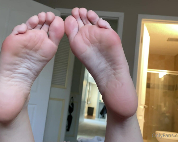 Goddess Mads aka mad4soles_ OnlyFans - Some stretches & scrunches to start your week off right