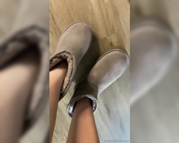 Ivory Soles aka ivorysoles OnlyFans - Modeling my sweaty feet fresh out of uggs