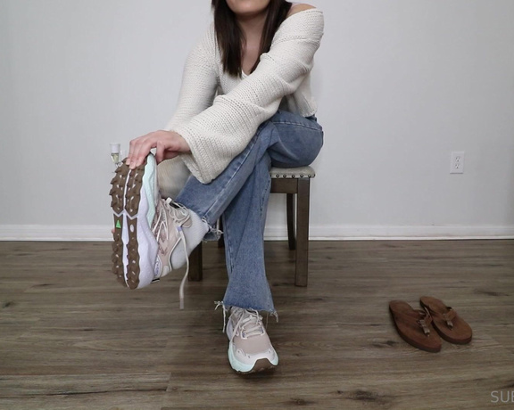 Ivory Soles aka ivorysoles OnlyFans - Ivorys Sweaty Feet and Shoes You think Im so sexy in my jeans and sneakers You know how warm