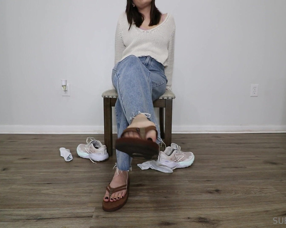 Ivory Soles aka ivorysoles OnlyFans - Ivorys Sweaty Feet and Shoes You think Im so sexy in my jeans and sneakers You know how warm