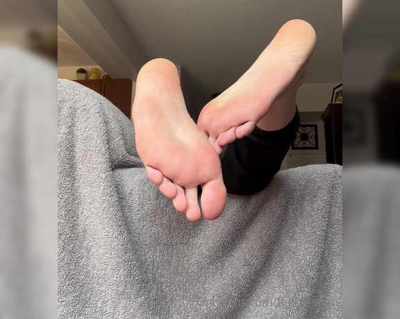 QueenZ’sFeet aka feetznation OnlyFans - I’ve been asked to share some dry sole clips… who wants to moisten my feet using only their mouth