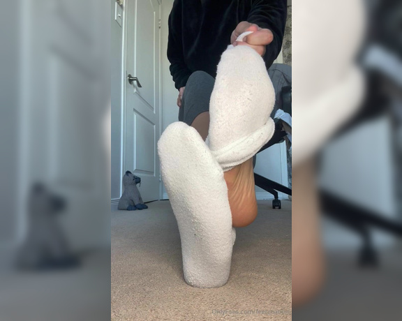 QueenZ’sFeet aka feetznation OnlyFans - Just a quick clip… take my socks off!!!