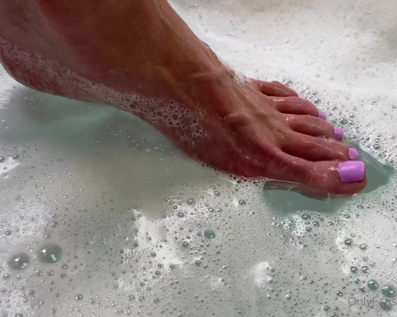 Flirty Paws aka flirtypaws OnlyFans - FEET ONLY  Took a bath in pink toes Watch these jellybeans poke through the bubbles