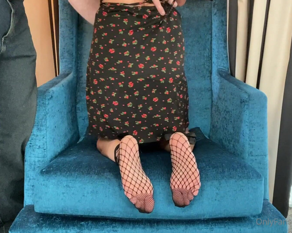 Flirty Paws aka flirtypaws OnlyFans - Getting teased and made to orgasm in my little sundress Watch my feet while @luckycameraguy sticks