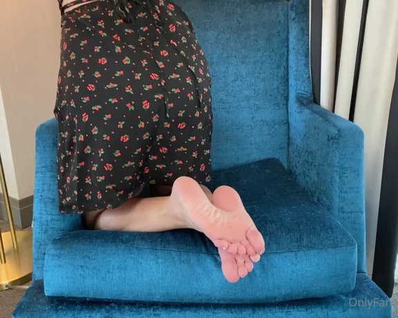 Flirty Paws aka flirtypaws OnlyFans - Getting teased and made to orgasm in my little sundress Watch my feet while @luckycameraguy sticks