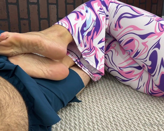 Flirty Paws aka flirtypaws OnlyFans - HOT free use footjob I use my little blue toes on @luckycameraguy to warm him up until he holds