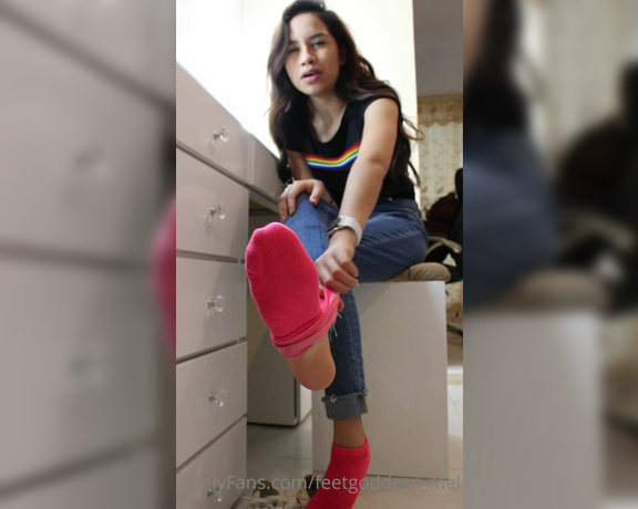 Goddess Mel aka feetgoddess_mel OnlyFans - Taking off shoes and socks after a walk! Sorry for my english, you know its not my first language