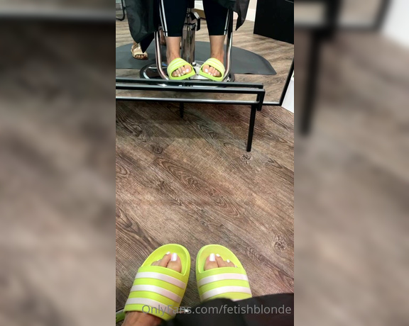 Foot fetish blonde aka fetishblonde OnlyFans - Watch me sneak record my toes while I get my hair done