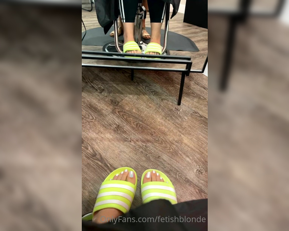 Foot fetish blonde aka fetishblonde OnlyFans - Watch me sneak record my toes while I get my hair done