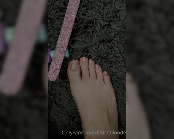 Foot fetish blonde aka fetishblonde OnlyFans - I broke my toe now They are already short and about to get shorter… Still showing off my naked toes