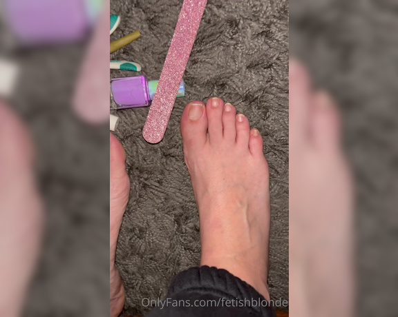 Foot fetish blonde aka fetishblonde OnlyFans - I broke my toe now They are already short and about to get shorter… Still showing off my naked toes