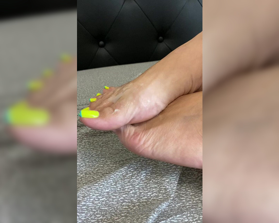 Foot fetish blonde aka fetishblonde OnlyFans - After you blew your load all over my feet I can’t help but play in it Watch my sexy long toes rub