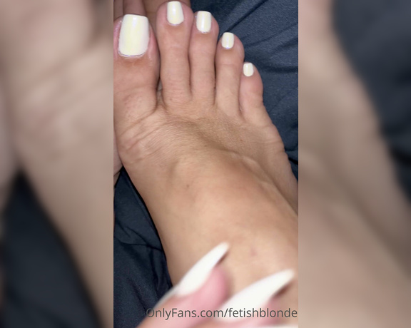 Foot fetish blonde aka fetishblonde OnlyFans - Late night foot play… Showing off my long sexy toes Spreading them apart, wiggling them, showing