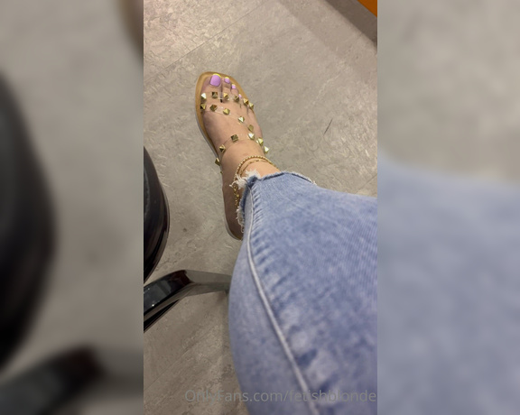 Foot fetish blonde aka fetishblonde OnlyFans - Could you keep your concentration while I was next to you with this amazing pedicure… this is a full