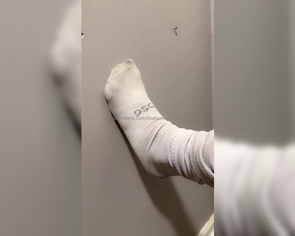 Footprincessx1 aka footprincessx1 OnlyFans - My man’s sock removal after his football game who’s into this