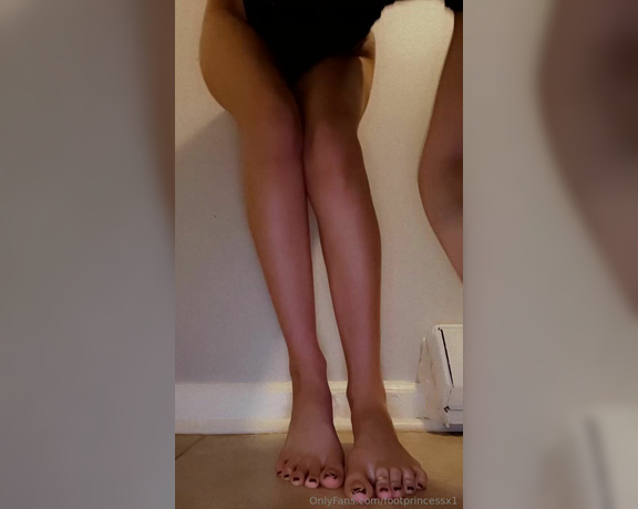 Footprincessx1 aka footprincessx1 OnlyFans - It’s time for a new mani pedi who’s treating