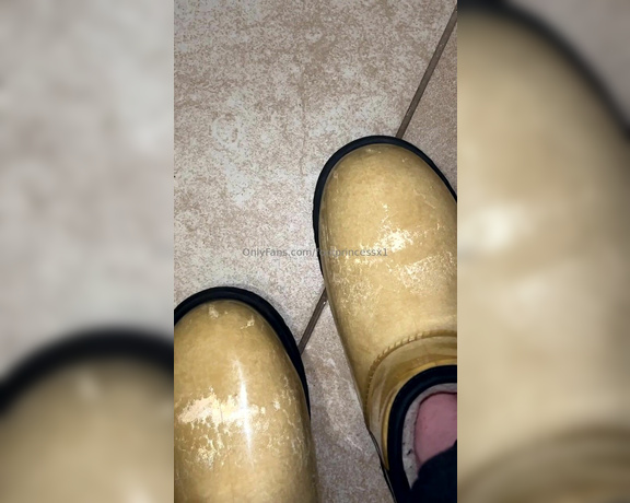 Footprincessx1 aka footprincessx1 OnlyFans - You can see the sweat thru my boots it was a longgggg day my feet were swollen I could use