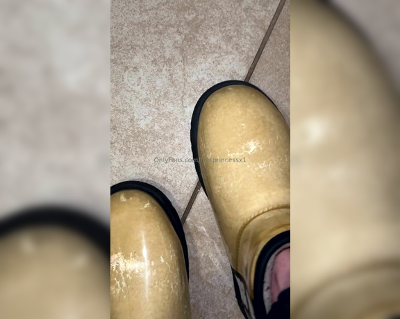 Footprincessx1 aka footprincessx1 OnlyFans - You can see the sweat thru my boots it was a longgggg day my feet were swollen I could use