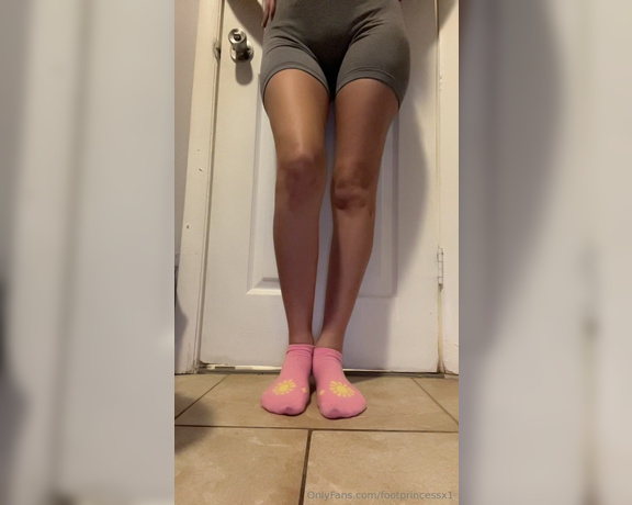 Footprincessx1 aka footprincessx1 OnlyFans - Sock removal with wiggles and toe spreads