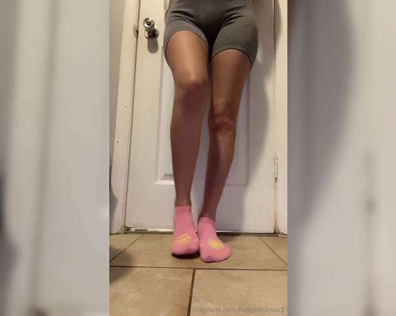 Footprincessx1 aka footprincessx1 OnlyFans - Sock removal with wiggles and toe spreads